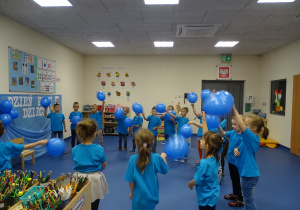 09 Dzieci tańczą z balonami